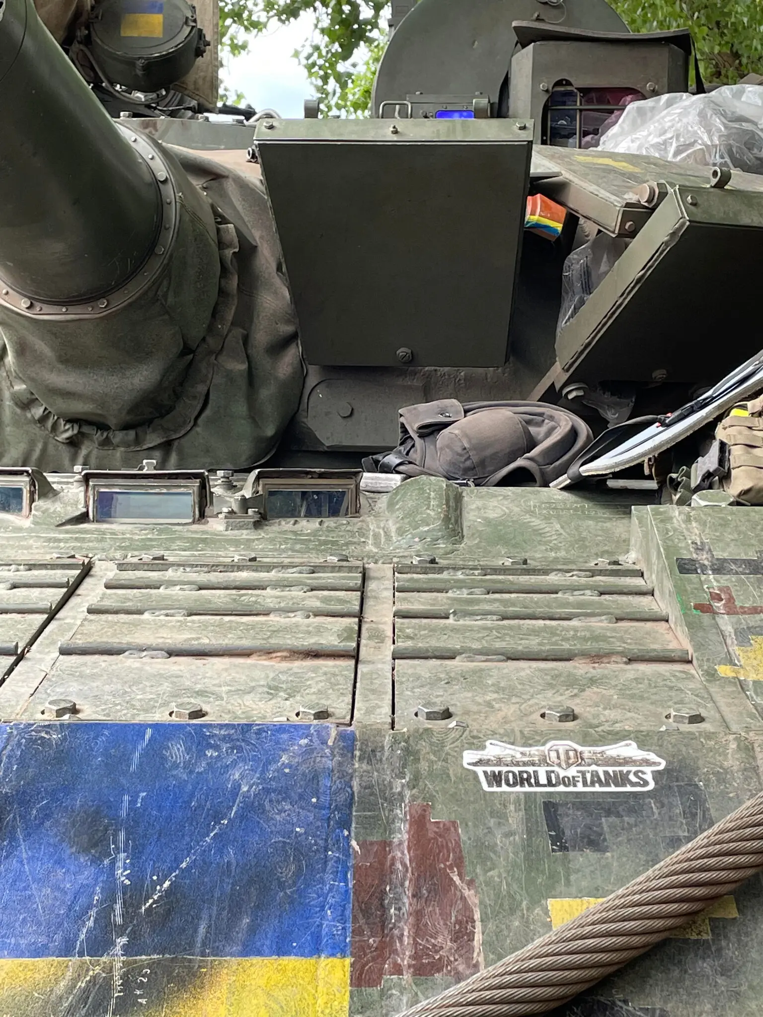 Український танк Т-80 з наклейкою World of Tanks на корпусі в Бахмуті в червні 2022 року.